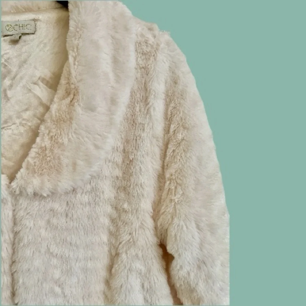 CHIC, GIRLS, OFF-WHITE, FAUX FUR COAT. FULLY LINED, FRONT HOOK CLOSURE. SIZE 8